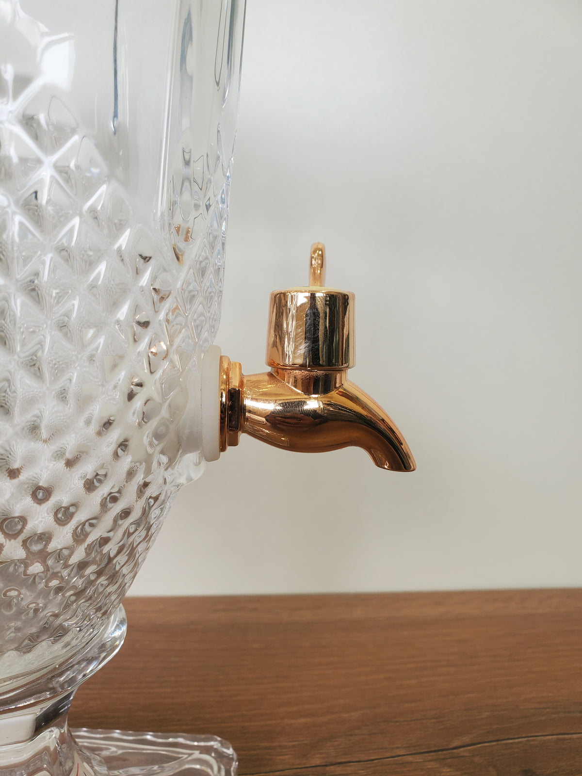 Luxury Crystal Cut Beverage Dispenser – 2 Liter (XHG-031)