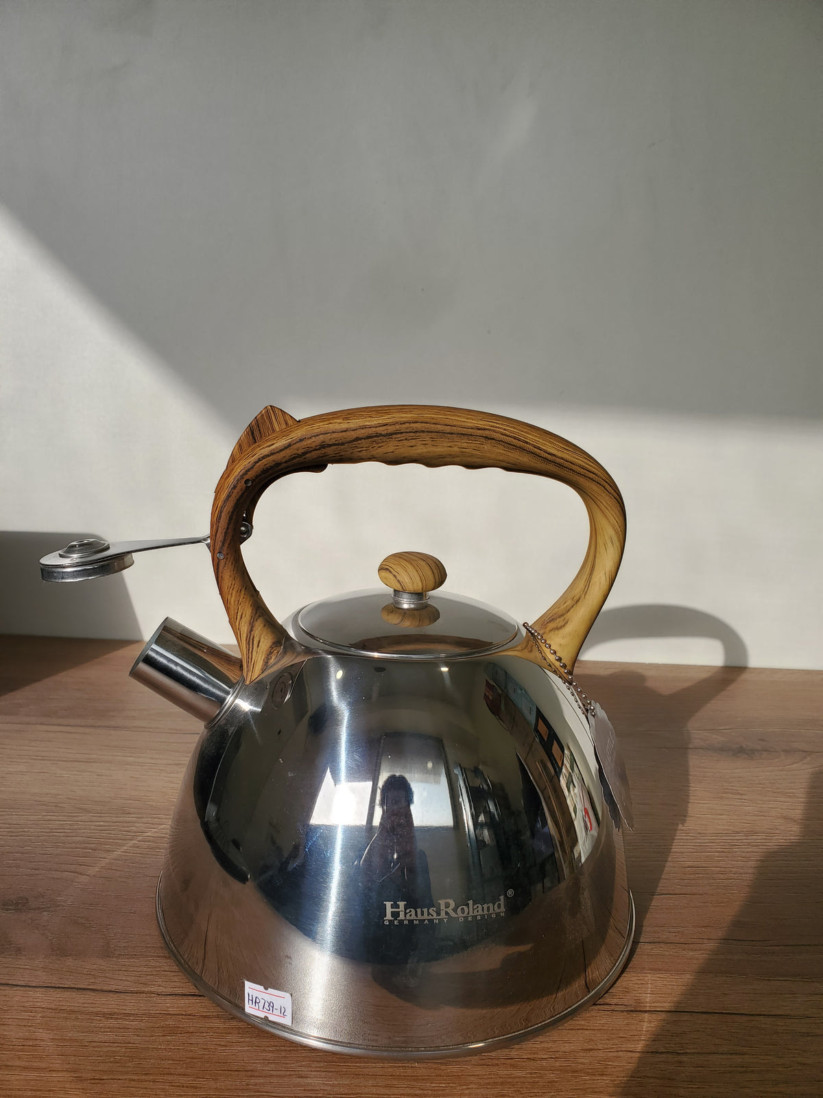 Stainless Steel Whistling Kettle with Wooden Handle (HR739-12)