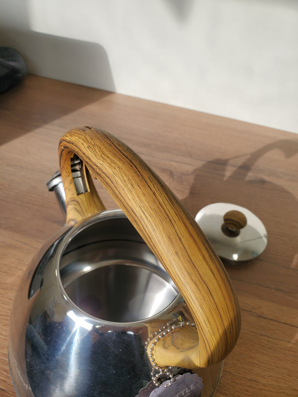Stainless Steel Whistling Kettle with Wooden Handle (HR739-12)
