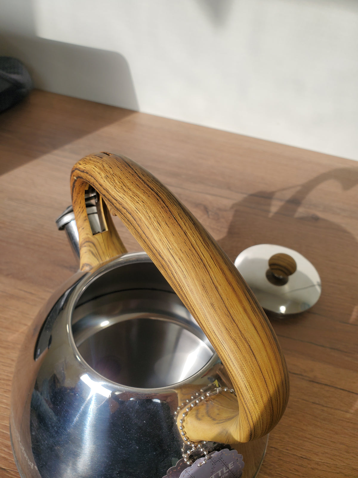 Stainless Steel Whistling Kettle with Wooden Handle (HR739-12)