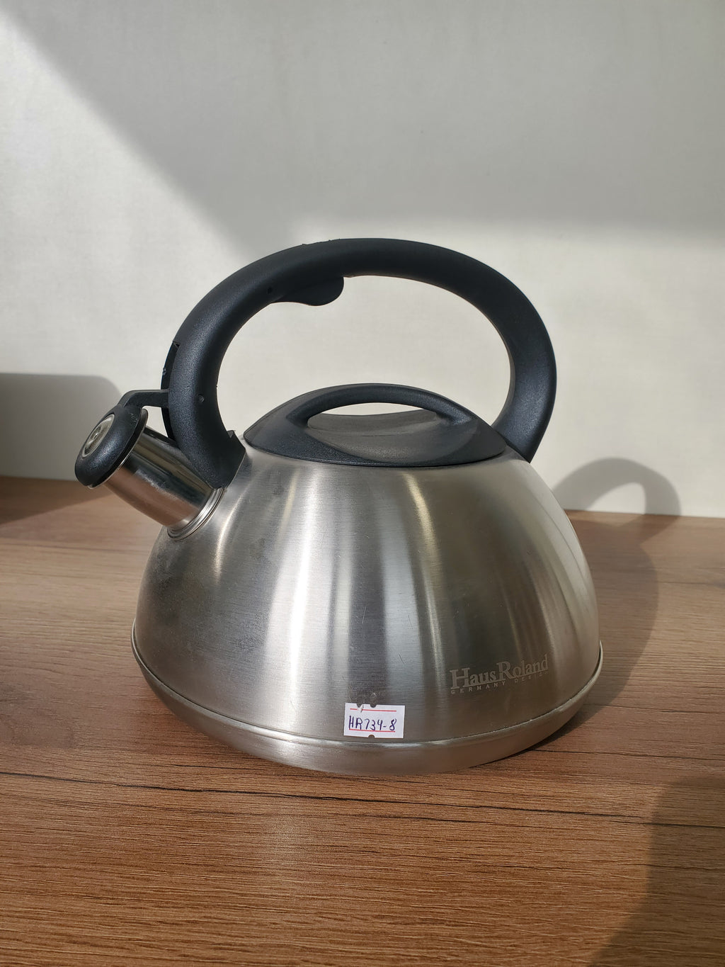 Stainless Steel Whistling Kettle with Black Handle (HR734-8)