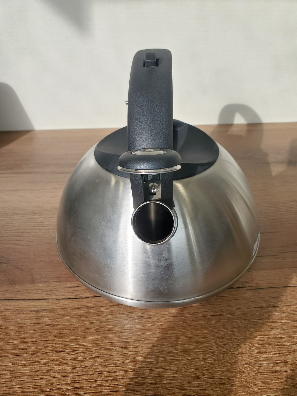 Stainless Steel Whistling Kettle with Black Handle (HR734-8)