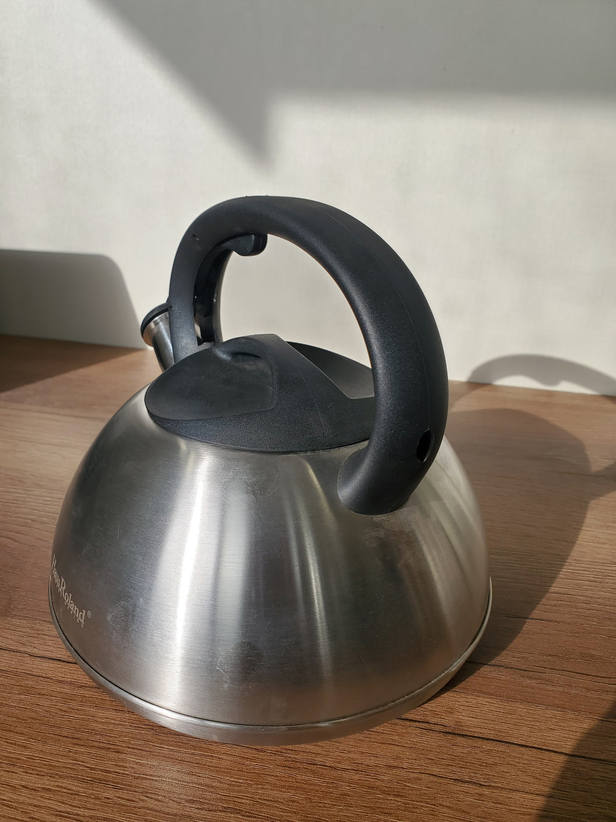 Stainless Steel Whistling Kettle with Black Handle (HR734-8)