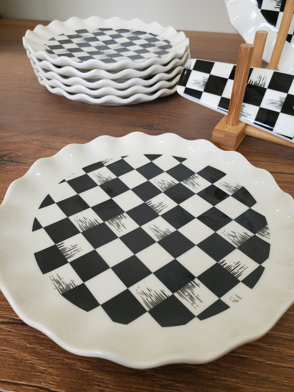 8-Piece Cake Serving Set Checkered Design With Wooden Stand (8-24)