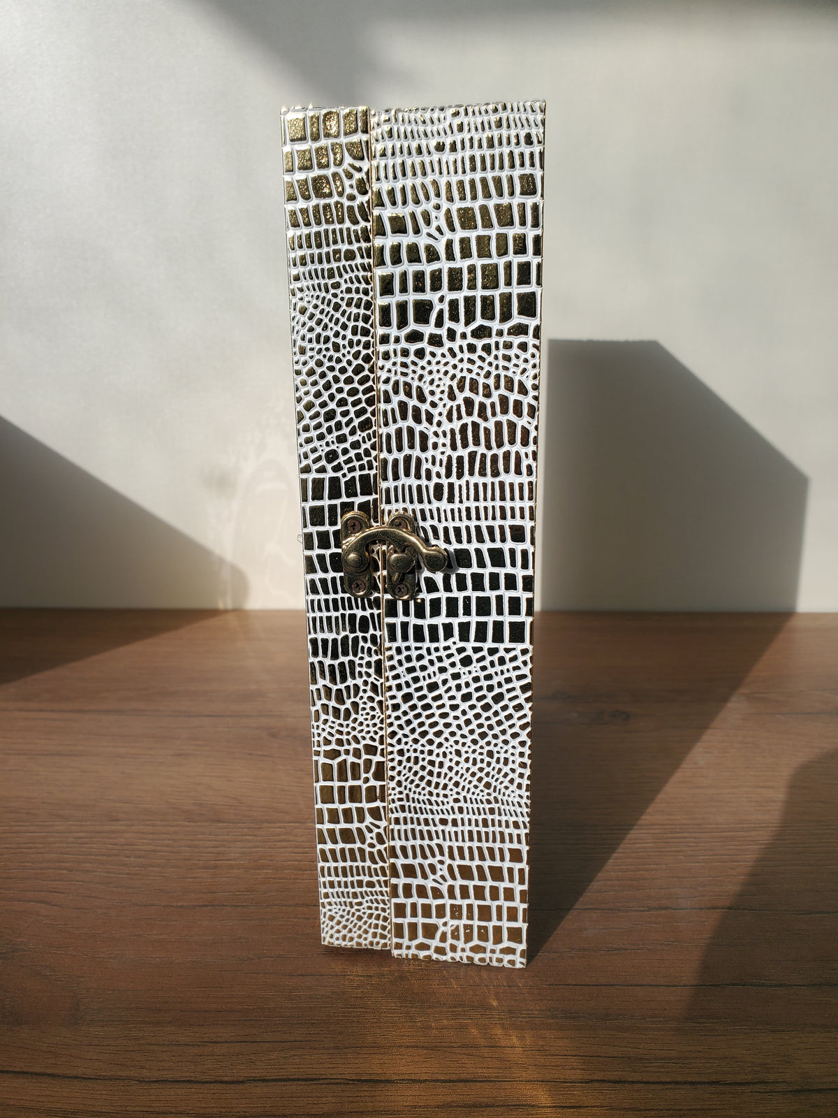 Luxury Acrylic Quran Box with Gold Islamic Calligraphy – Medium (086-1)